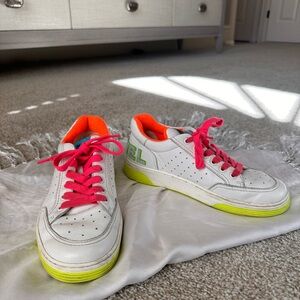Chanel
2020 Interlocking CC Logo Sneakers
Women's Size: 7.5 |